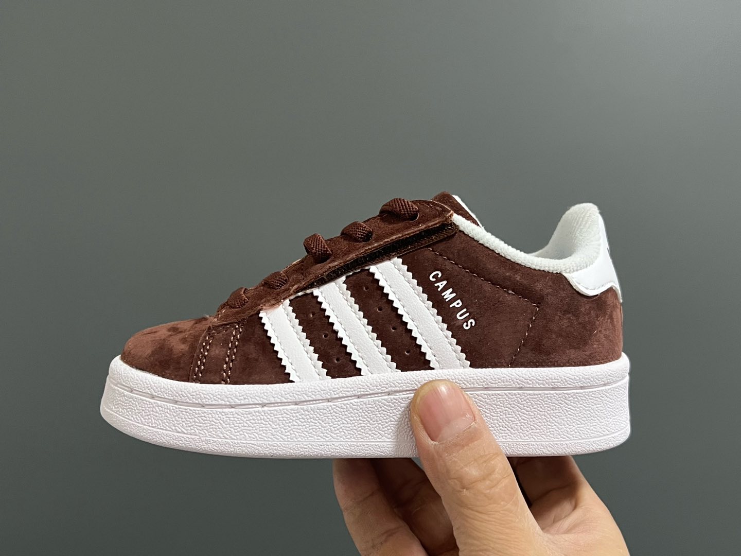 图片[4]-原单版 阿迪CAMPUS大小童儿童面包鞋 尺码：22-35码 经典CAMPUS面包鞋🆕 优质反毛皮，质感高级 大小童区分🆚，匠心打造❤️ 22-27码为魔术贴➕松紧带 28-35码为鞋带扣✔️ 橡胶耐磨防滑大底，脚感超赞👍🏻-选品中心