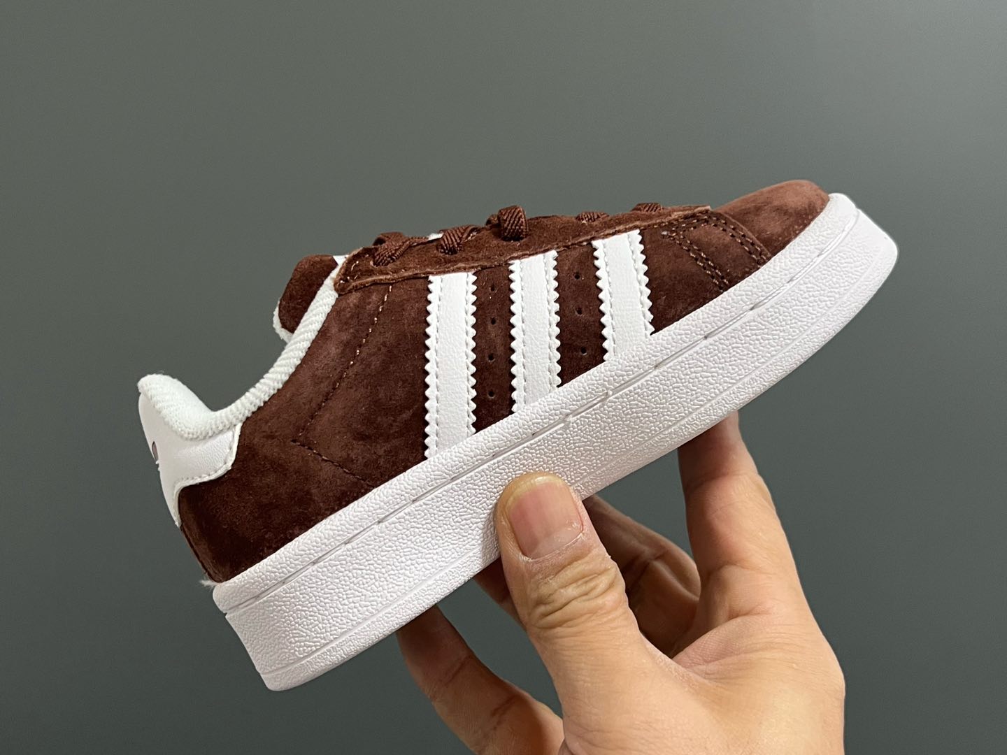 图片[6]-原单版 阿迪CAMPUS大小童儿童面包鞋 尺码：22-35码 经典CAMPUS面包鞋🆕 优质反毛皮，质感高级 大小童区分🆚，匠心打造❤️ 22-27码为魔术贴➕松紧带 28-35码为鞋带扣✔️ 橡胶耐磨防滑大底，脚感超赞👍🏻-选品中心