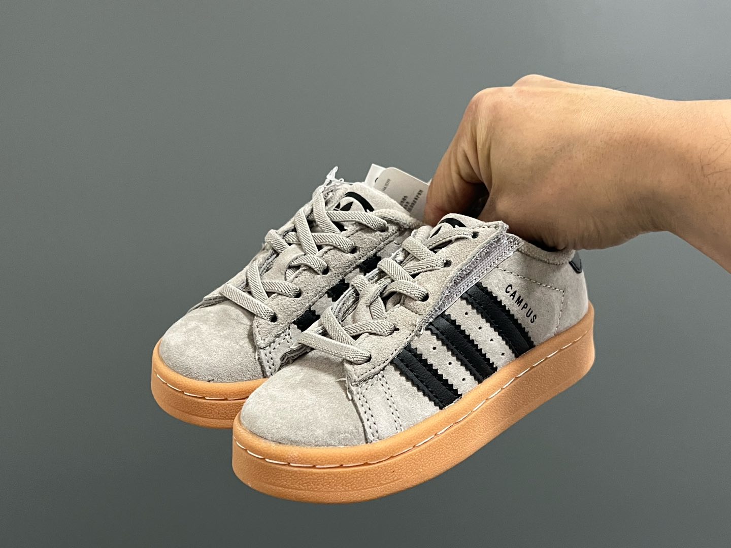 图片[2]-原单版 阿迪CAMPUS大小童儿童面包鞋 尺码：22-35码 经典CAMPUS面包鞋🆕 优质反毛皮，质感高级 大小童区分🆚，匠心打造❤️ 22-27码为魔术贴➕松紧带 28-35码为鞋带扣✔️ 橡胶耐磨防滑大底，脚感超赞👍🏻-选品中心