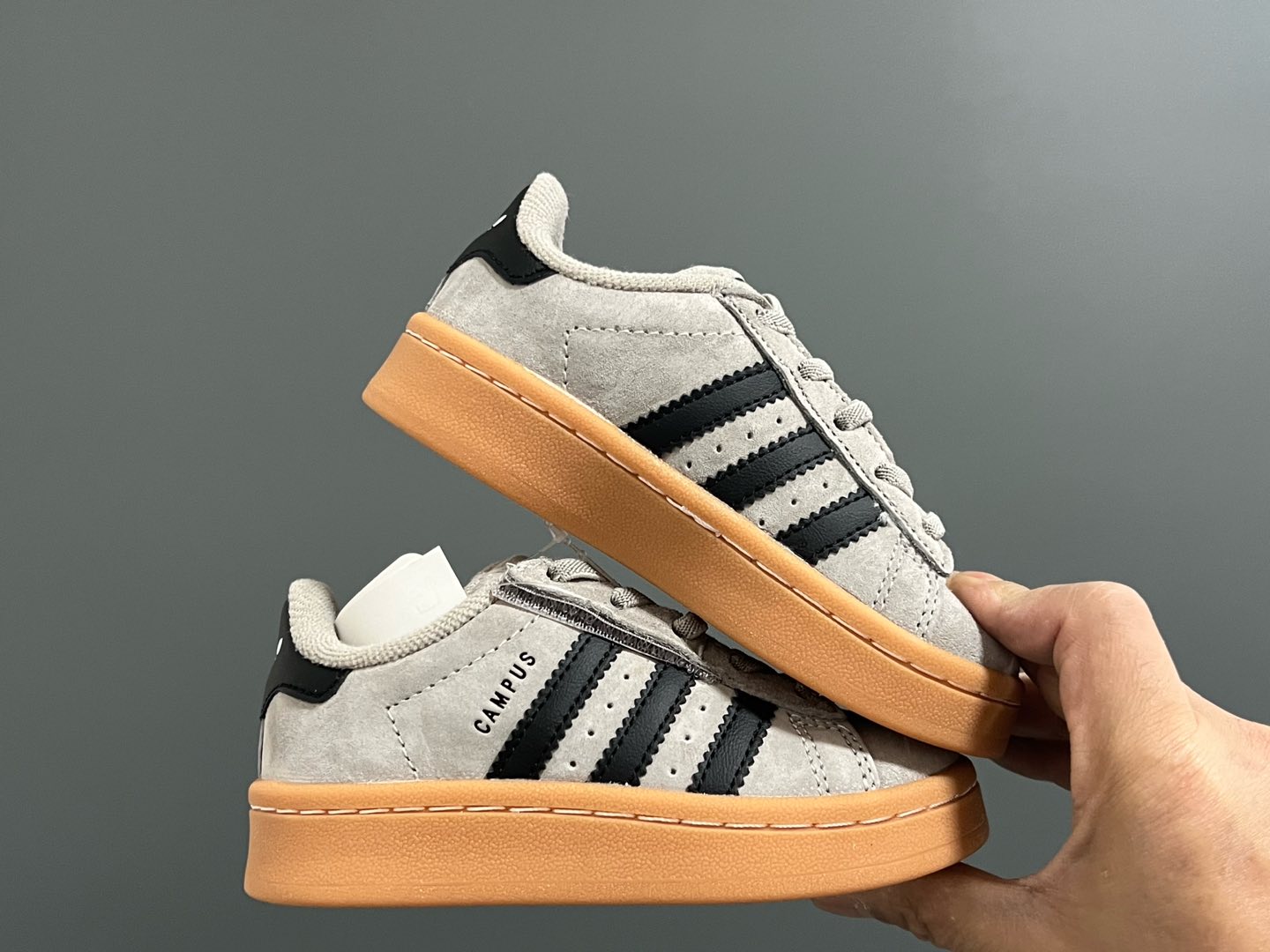 图片[9]-原单版 阿迪CAMPUS大小童儿童面包鞋 尺码：22-35码 经典CAMPUS面包鞋🆕 优质反毛皮，质感高级 大小童区分🆚，匠心打造❤️ 22-27码为魔术贴➕松紧带 28-35码为鞋带扣✔️ 橡胶耐磨防滑大底，脚感超赞👍🏻-选品中心