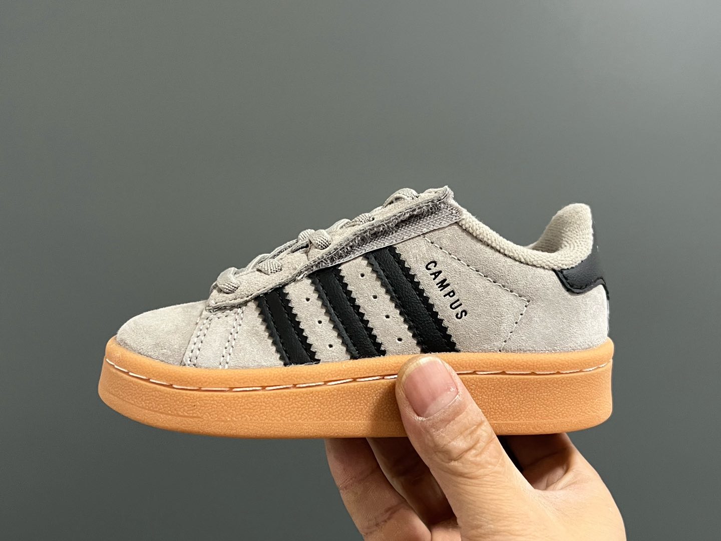 图片[4]-原单版 阿迪CAMPUS大小童儿童面包鞋 尺码：22-35码 经典CAMPUS面包鞋🆕 优质反毛皮，质感高级 大小童区分🆚，匠心打造❤️ 22-27码为魔术贴➕松紧带 28-35码为鞋带扣✔️ 橡胶耐磨防滑大底，脚感超赞👍🏻-选品中心