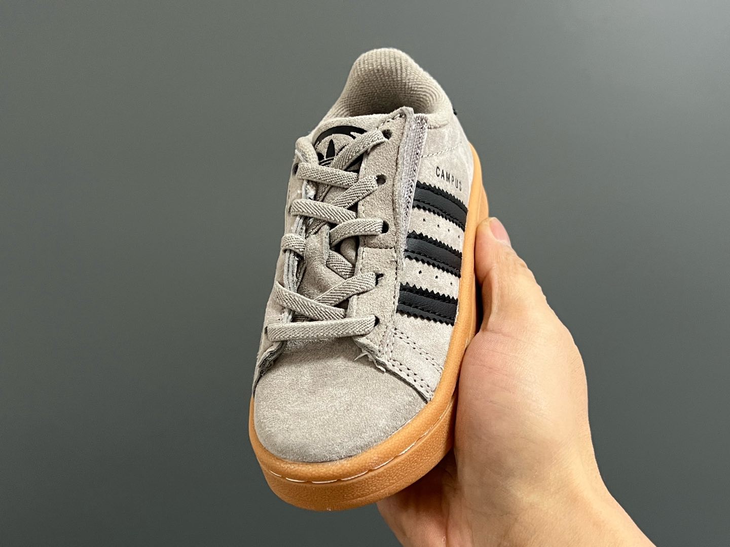 图片[3]-原单版 阿迪CAMPUS大小童儿童面包鞋 尺码：22-35码 经典CAMPUS面包鞋🆕 优质反毛皮，质感高级 大小童区分🆚，匠心打造❤️ 22-27码为魔术贴➕松紧带 28-35码为鞋带扣✔️ 橡胶耐磨防滑大底，脚感超赞👍🏻-选品中心