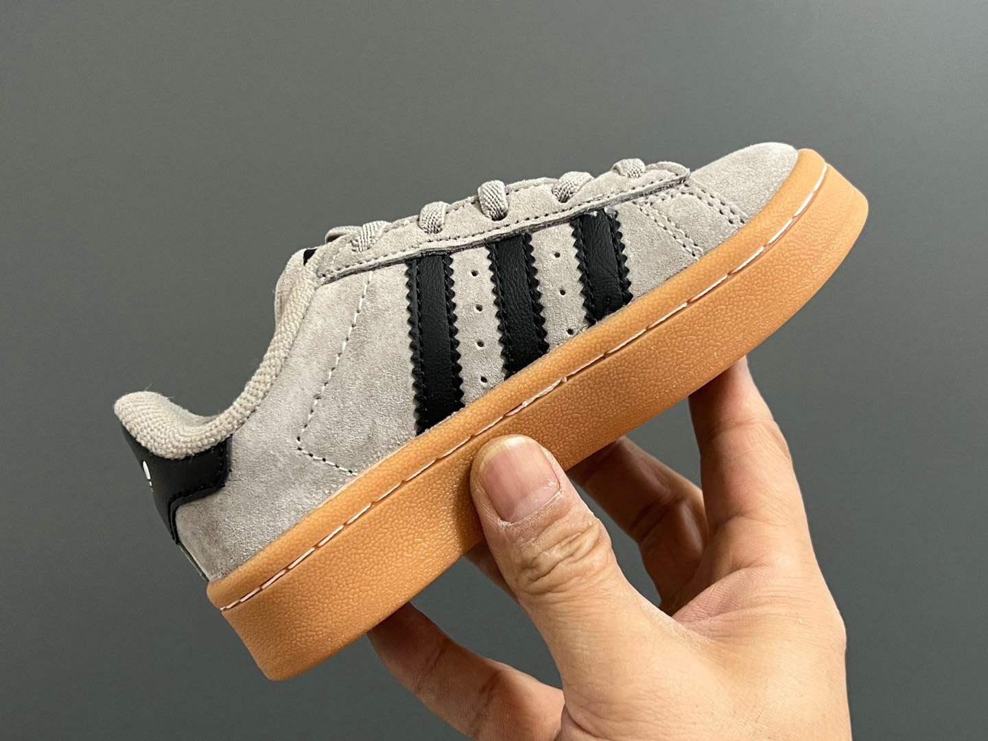 图片[6]-原单版 阿迪CAMPUS大小童儿童面包鞋 尺码：22-35码 经典CAMPUS面包鞋🆕 优质反毛皮，质感高级 大小童区分🆚，匠心打造❤️ 22-27码为魔术贴➕松紧带 28-35码为鞋带扣✔️ 橡胶耐磨防滑大底，脚感超赞👍🏻-选品中心