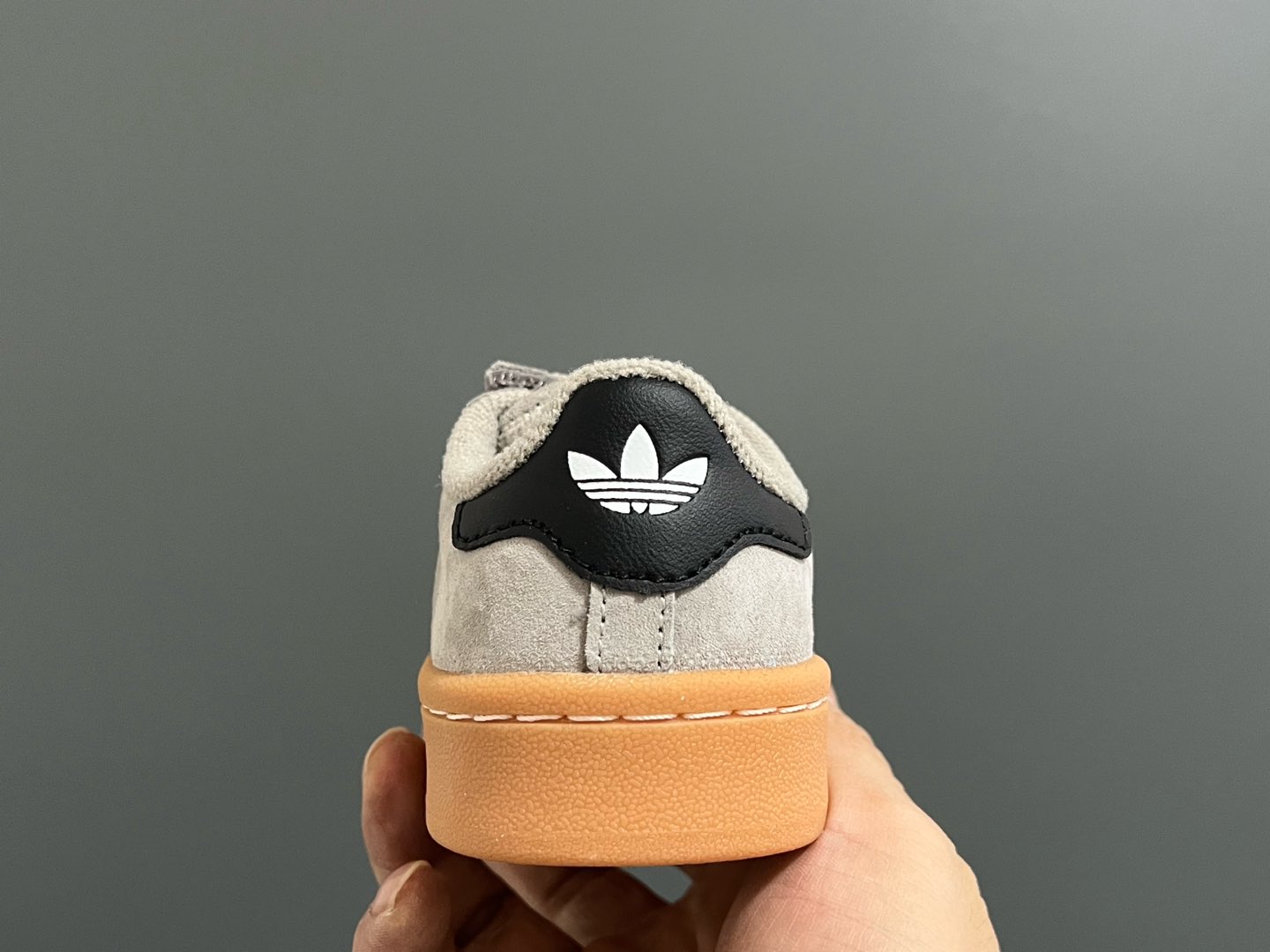 图片[7]-原单版 阿迪CAMPUS大小童儿童面包鞋 尺码：22-35码 经典CAMPUS面包鞋🆕 优质反毛皮，质感高级 大小童区分🆚，匠心打造❤️ 22-27码为魔术贴➕松紧带 28-35码为鞋带扣✔️ 橡胶耐磨防滑大底，脚感超赞👍🏻-选品中心