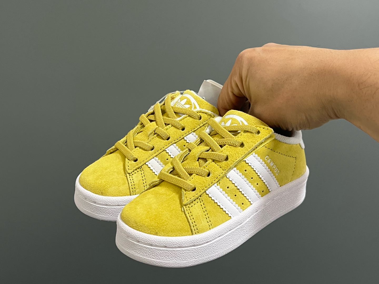 图片[2]-原单版 阿迪CAMPUS大小童儿童面包鞋 尺码：22-35码 经典CAMPUS面包鞋🆕 优质反毛皮，质感高级 大小童区分🆚，匠心打造❤️ 22-27码为魔术贴➕松紧带 28-35码为鞋带扣✔️ 橡胶耐磨防滑大底，脚感超赞👍🏻-选品中心