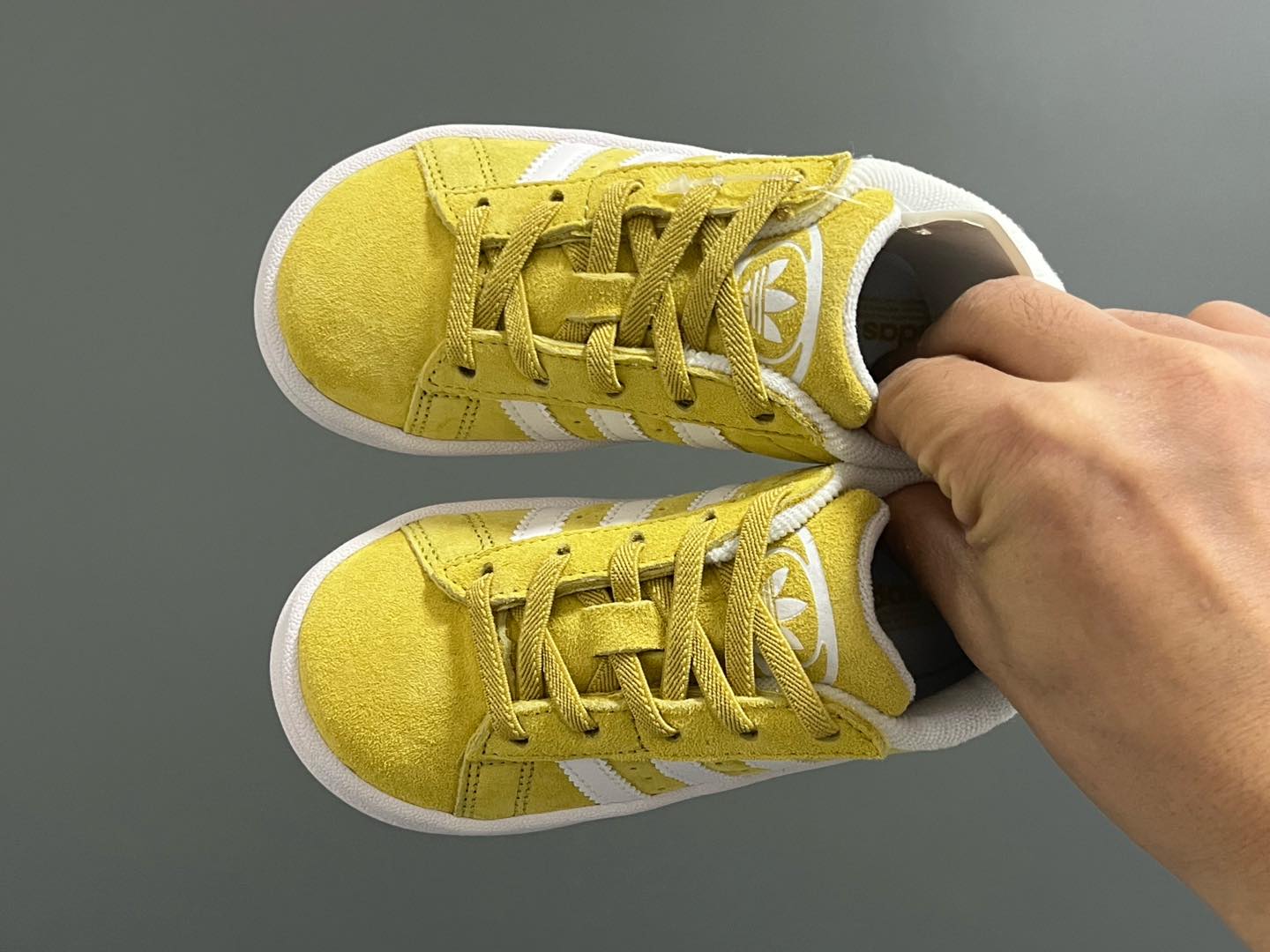 原单版 阿迪CAMPUS大小童儿童面包鞋 尺码：22-35码 经典CAMPUS面包鞋🆕 优质反毛皮，质感高级 大小童区分🆚，匠心打造❤️ 22-27码为魔术贴➕松紧带 28-35码为鞋带扣✔️ 橡胶耐磨防滑大底，脚感超赞👍🏻-选品中心