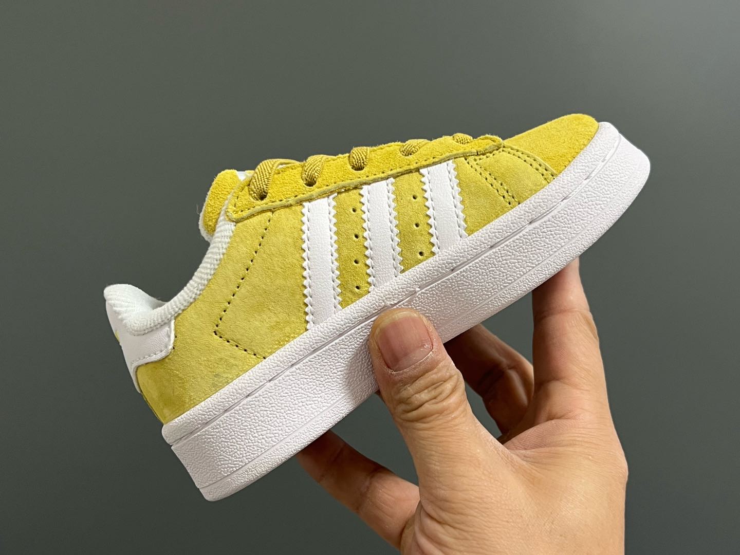 图片[6]-原单版 阿迪CAMPUS大小童儿童面包鞋 尺码：22-35码 经典CAMPUS面包鞋🆕 优质反毛皮，质感高级 大小童区分🆚，匠心打造❤️ 22-27码为魔术贴➕松紧带 28-35码为鞋带扣✔️ 橡胶耐磨防滑大底，脚感超赞👍🏻-选品中心