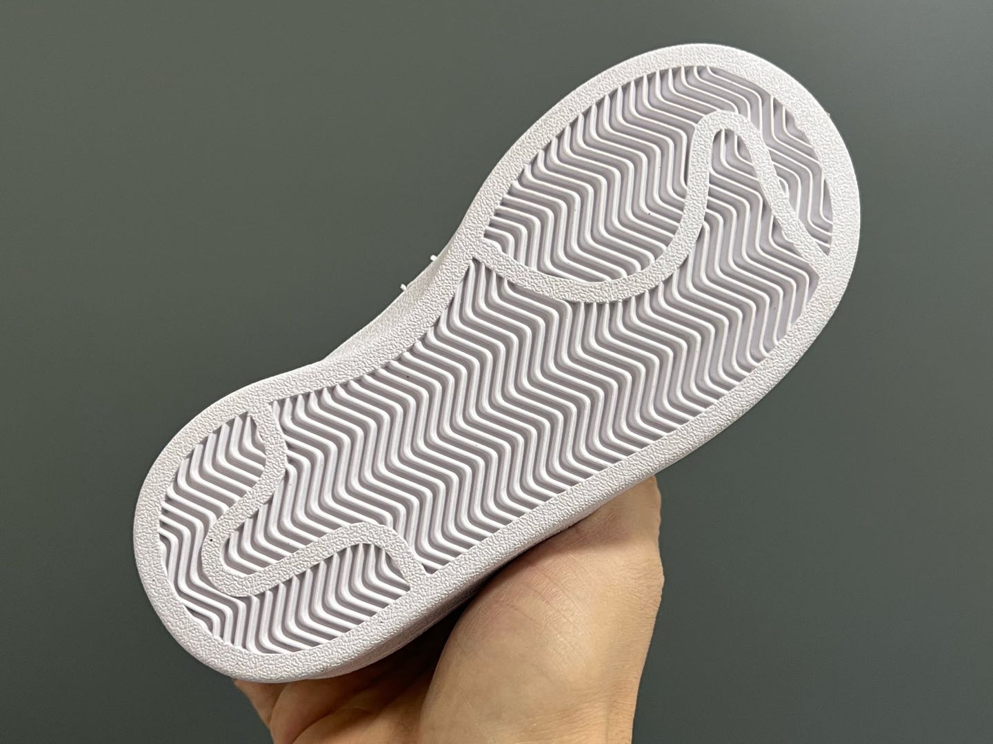 图片[5]-原单版 阿迪CAMPUS大小童儿童面包鞋 尺码：22-35码 经典CAMPUS面包鞋🆕 优质反毛皮，质感高级 大小童区分🆚，匠心打造❤️ 22-27码为魔术贴➕松紧带 28-35码为鞋带扣✔️ 橡胶耐磨防滑大底，脚感超赞👍🏻-选品中心