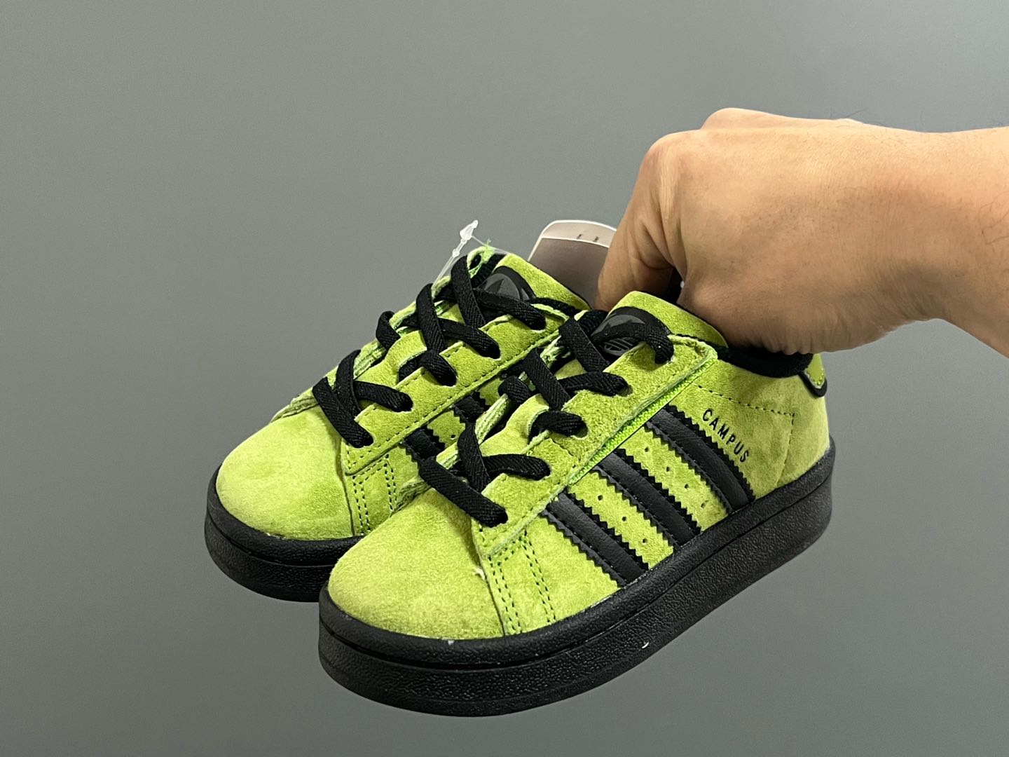 图片[2]-原单版 阿迪CAMPUS大小童儿童面包鞋 尺码：22-35码 经典CAMPUS面包鞋🆕 优质反毛皮，质感高级 大小童区分🆚，匠心打造❤️ 22-27码为魔术贴➕松紧带 28-35码为鞋带扣✔️ 橡胶耐磨防滑大底，脚感超赞👍🏻-选品中心