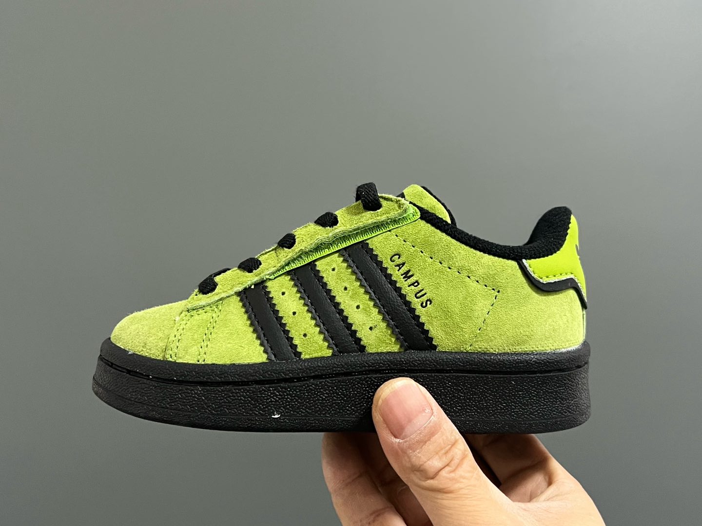 图片[4]-原单版 阿迪CAMPUS大小童儿童面包鞋 尺码：22-35码 经典CAMPUS面包鞋🆕 优质反毛皮，质感高级 大小童区分🆚，匠心打造❤️ 22-27码为魔术贴➕松紧带 28-35码为鞋带扣✔️ 橡胶耐磨防滑大底，脚感超赞👍🏻-选品中心