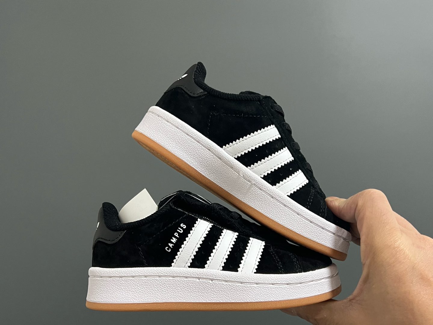 图片[9]-原单版 阿迪CAMPUS大小童儿童面包鞋 尺码：22-35码 经典CAMPUS面包鞋🆕 优质反毛皮，质感高级 大小童区分🆚，匠心打造❤️ 22-27码为魔术贴➕松紧带 28-35码为鞋带扣✔️ 橡胶耐磨防滑大底，脚感超赞👍🏻-选品中心