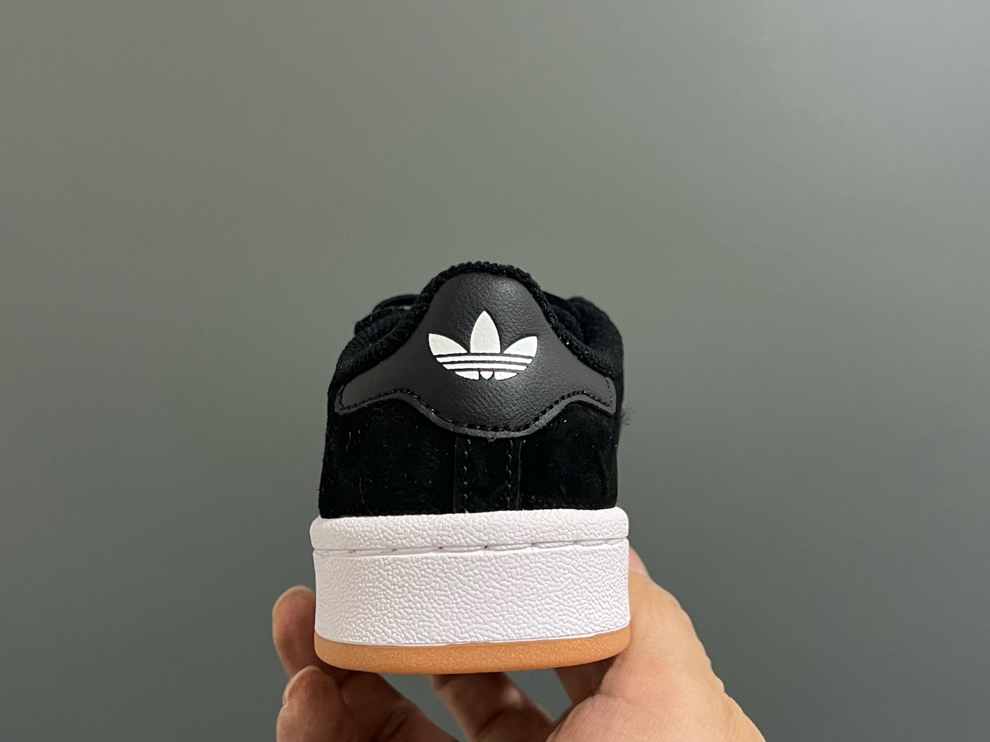 图片[7]-原单版 阿迪CAMPUS大小童儿童面包鞋 尺码：22-35码 经典CAMPUS面包鞋🆕 优质反毛皮，质感高级 大小童区分🆚，匠心打造❤️ 22-27码为魔术贴➕松紧带 28-35码为鞋带扣✔️ 橡胶耐磨防滑大底，脚感超赞👍🏻-选品中心