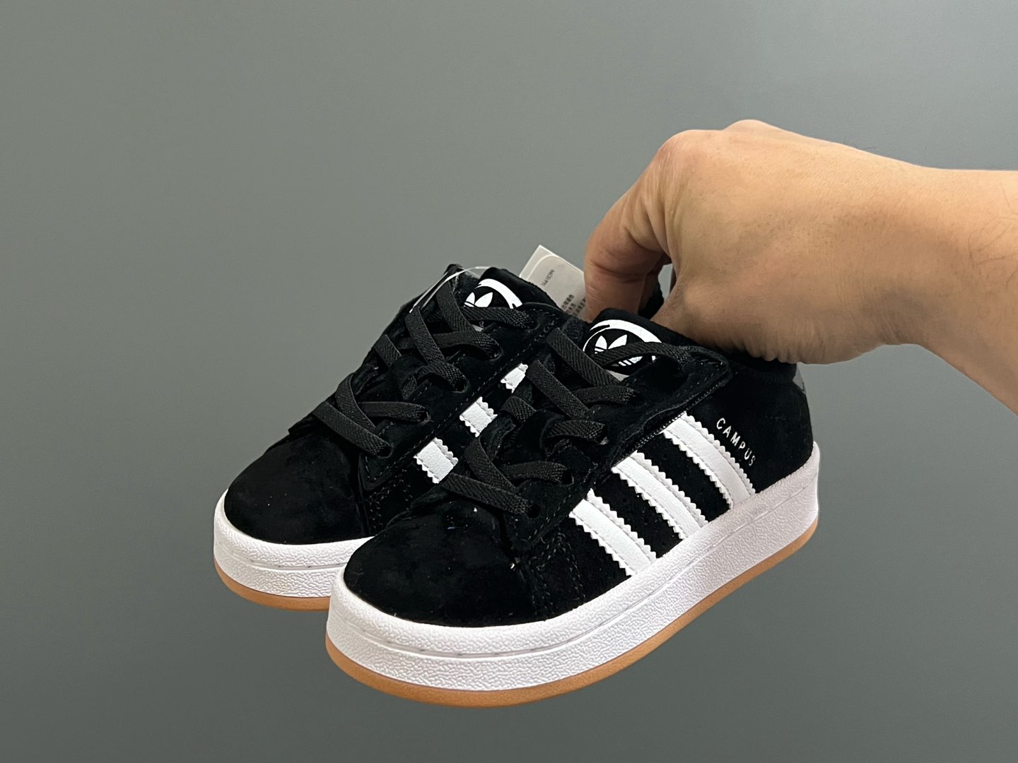 图片[2]-原单版 阿迪CAMPUS大小童儿童面包鞋 尺码：22-35码 经典CAMPUS面包鞋🆕 优质反毛皮，质感高级 大小童区分🆚，匠心打造❤️ 22-27码为魔术贴➕松紧带 28-35码为鞋带扣✔️ 橡胶耐磨防滑大底，脚感超赞👍🏻-选品中心