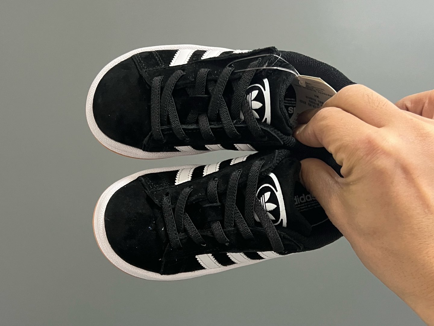 原单版 阿迪CAMPUS大小童儿童面包鞋 尺码：22-35码 经典CAMPUS面包鞋🆕 优质反毛皮，质感高级 大小童区分🆚，匠心打造❤️ 22-27码为魔术贴➕松紧带 28-35码为鞋带扣✔️ 橡胶耐磨防滑大底，脚感超赞👍🏻-选品中心