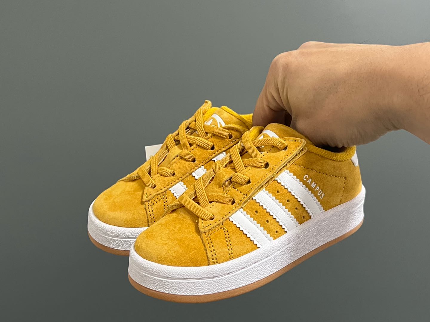 图片[2]-‼️‼️‼️ 原单版A家CAMPU*大小童儿童面包鞋 尺码：22-35码 经典CAMPUS面包鞋🆕 优质反毛皮，质感高级‼️ 大小童区分🆚，匠心打造❤️ 22-27码为魔术贴➕松紧带 28-35码为鞋带扣✔️ 橡胶耐磨防滑大底，脚感超赞👍🏻-选品中心