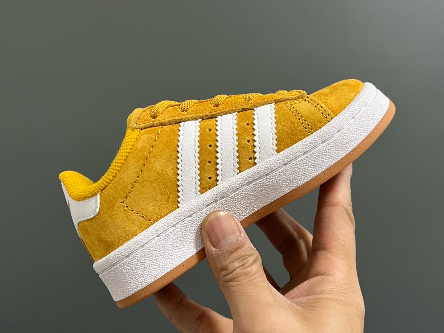 图片[6]-‼️‼️‼️ 原单版A家CAMPU*大小童儿童面包鞋 尺码：22-35码 经典CAMPUS面包鞋🆕 优质反毛皮，质感高级‼️ 大小童区分🆚，匠心打造❤️ 22-27码为魔术贴➕松紧带 28-35码为鞋带扣✔️ 橡胶耐磨防滑大底，脚感超赞👍🏻-选品中心