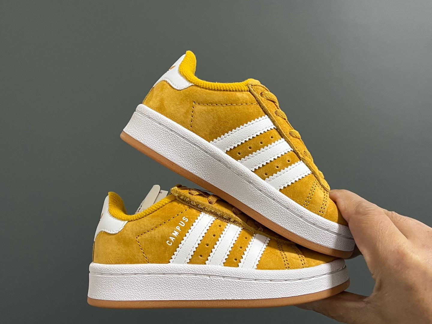 图片[9]-‼️‼️‼️ 原单版A家CAMPU*大小童儿童面包鞋 尺码：22-35码 经典CAMPUS面包鞋🆕 优质反毛皮，质感高级‼️ 大小童区分🆚，匠心打造❤️ 22-27码为魔术贴➕松紧带 28-35码为鞋带扣✔️ 橡胶耐磨防滑大底，脚感超赞👍🏻-选品中心