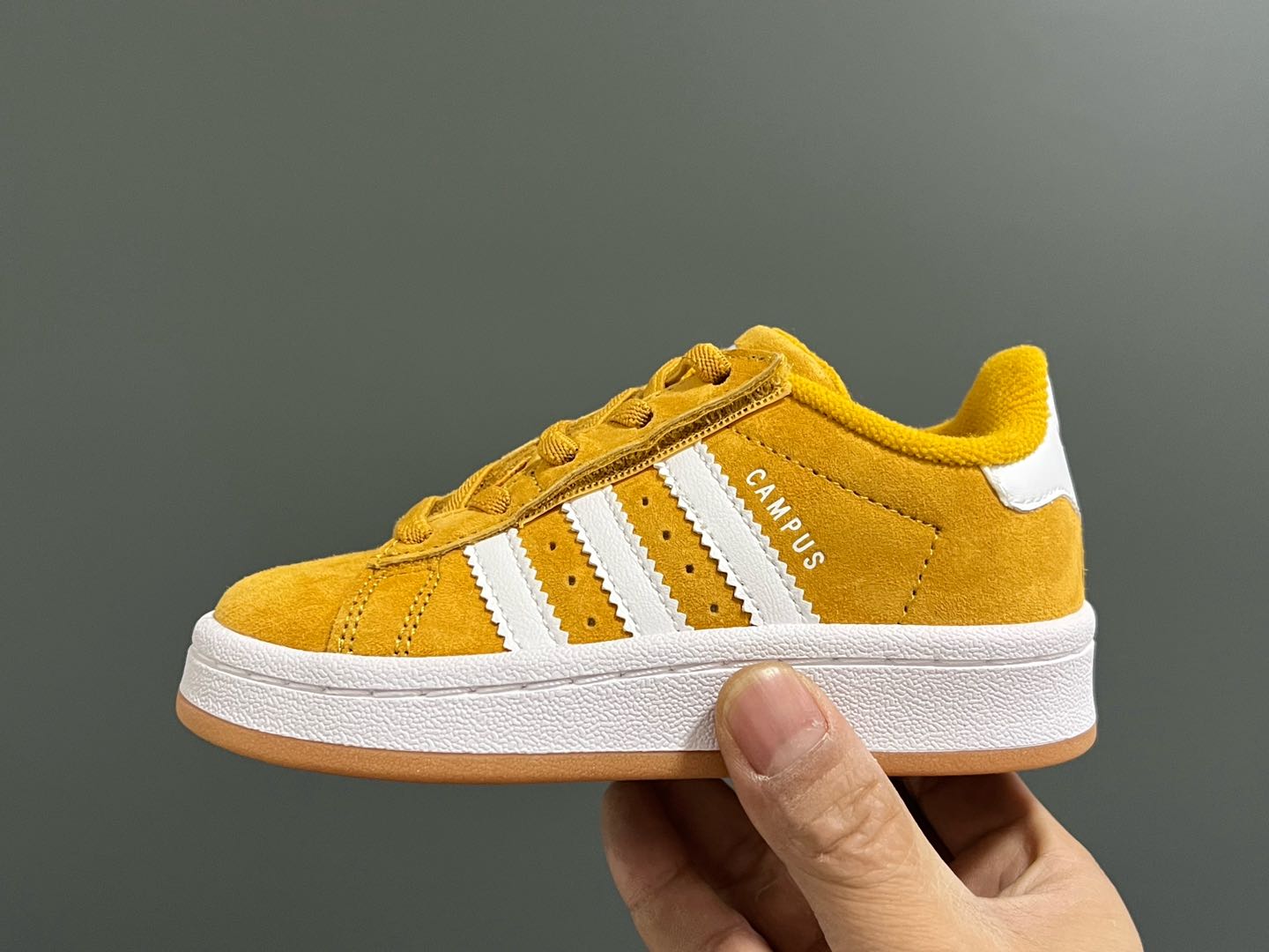 图片[4]-‼️‼️‼️ 原单版A家CAMPU*大小童儿童面包鞋 尺码：22-35码 经典CAMPUS面包鞋🆕 优质反毛皮，质感高级‼️ 大小童区分🆚，匠心打造❤️ 22-27码为魔术贴➕松紧带 28-35码为鞋带扣✔️ 橡胶耐磨防滑大底，脚感超赞👍🏻-选品中心