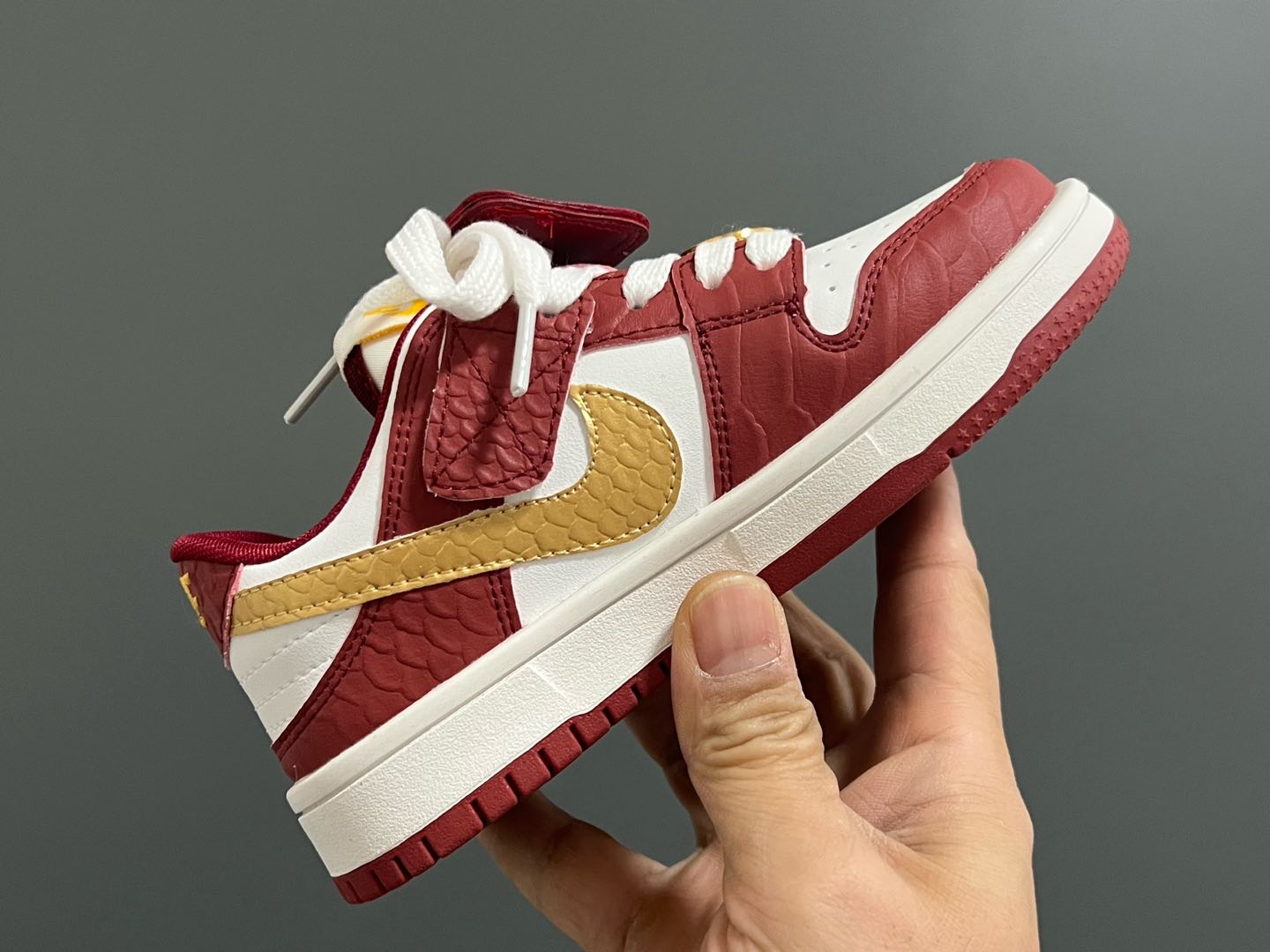 图片[5]-耐克新年款低帮魔术贴儿童板鞋 尺码：27 -37码 🏮新年鞋来咯👏🏻 寓意超级好的大红板鞋❤️ 魔术贴设计，穿脱超方便✌🏻 橡胶耐磨防滑大底，脚感超赞👍🏻-选品中心