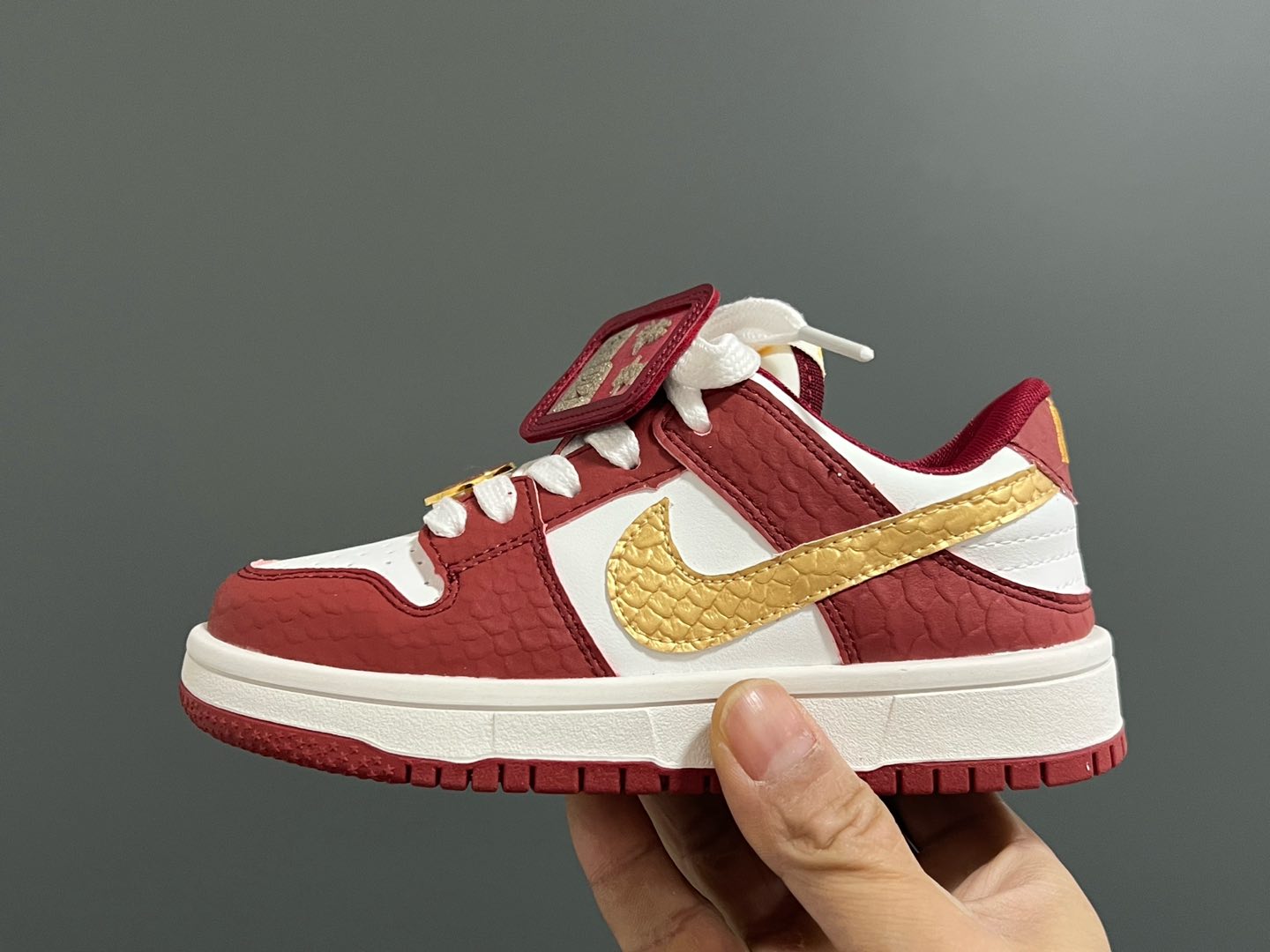 图片[4]-耐克新年款低帮魔术贴儿童板鞋 尺码：27 -37码 🏮新年鞋来咯👏🏻 寓意超级好的大红板鞋❤️ 魔术贴设计，穿脱超方便✌🏻 橡胶耐磨防滑大底，脚感超赞👍🏻-选品中心