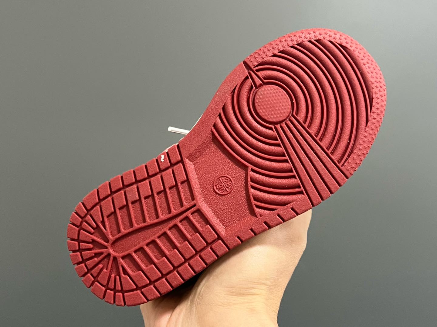 图片[6]-耐克新年款低帮魔术贴儿童板鞋 尺码：27 -37码 🏮新年鞋来咯👏🏻 寓意超级好的大红板鞋❤️ 魔术贴设计，穿脱超方便✌🏻 橡胶耐磨防滑大底，脚感超赞👍🏻-选品中心