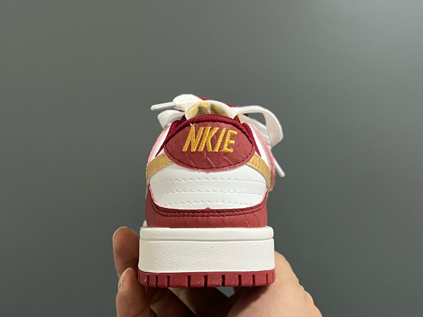 图片[7]-耐克新年款低帮魔术贴儿童板鞋 尺码：27 -37码 🏮新年鞋来咯👏🏻 寓意超级好的大红板鞋❤️ 魔术贴设计，穿脱超方便✌🏻 橡胶耐磨防滑大底，脚感超赞👍🏻-选品中心