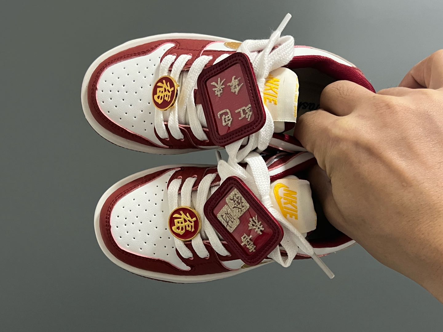 耐克新年款低帮魔术贴儿童板鞋 尺码：27 -37码 🏮新年鞋来咯👏🏻 寓意超级好的大红板鞋❤️ 魔术贴设计，穿脱超方便✌🏻 橡胶耐磨防滑大底，脚感超赞👍🏻-选品中心