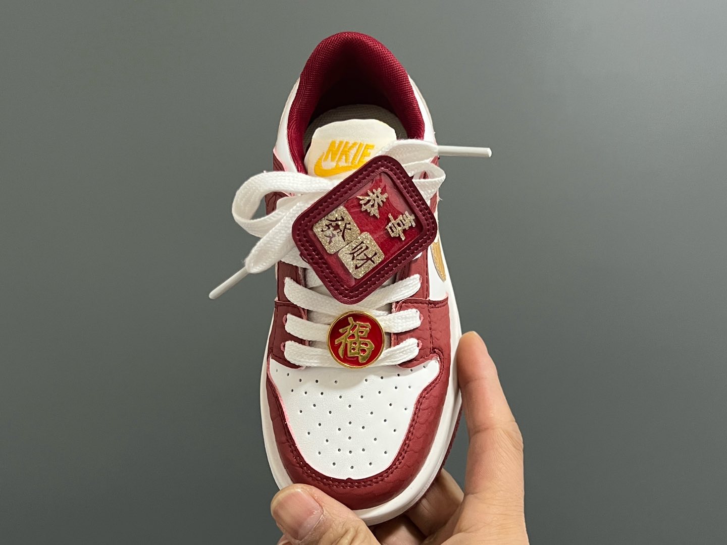 图片[8]-耐克新年款低帮魔术贴儿童板鞋 尺码：27 -37码 🏮新年鞋来咯👏🏻 寓意超级好的大红板鞋❤️ 魔术贴设计，穿脱超方便✌🏻 橡胶耐磨防滑大底，脚感超赞👍🏻-选品中心