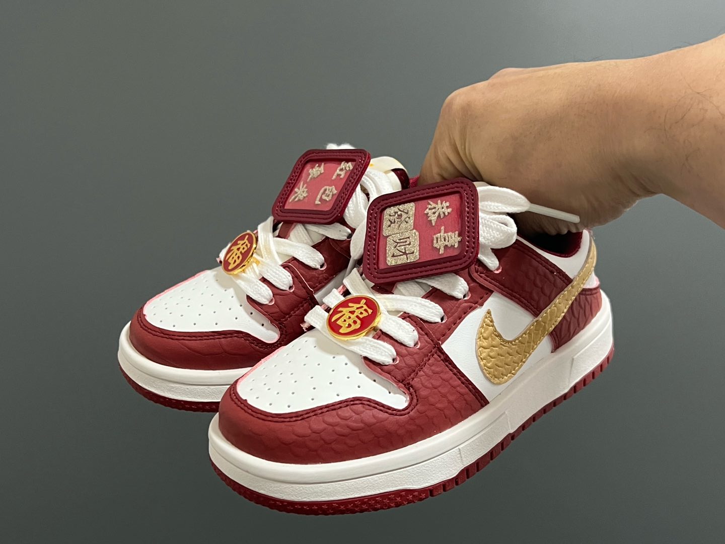 图片[2]-耐克新年款低帮魔术贴儿童板鞋 尺码：27 -37码 🏮新年鞋来咯👏🏻 寓意超级好的大红板鞋❤️ 魔术贴设计，穿脱超方便✌🏻 橡胶耐磨防滑大底，脚感超赞👍🏻-选品中心