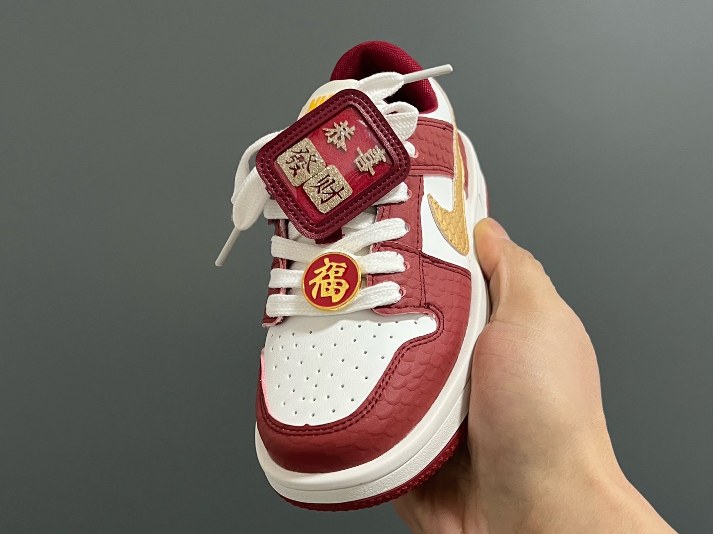 图片[3]-耐克新年款低帮魔术贴儿童板鞋 尺码：27 -37码 🏮新年鞋来咯👏🏻 寓意超级好的大红板鞋❤️ 魔术贴设计，穿脱超方便✌🏻 橡胶耐磨防滑大底，脚感超赞👍🏻-选品中心