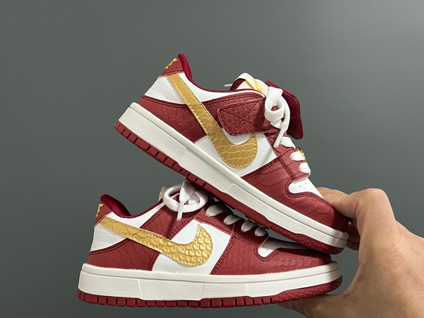 图片[9]-耐克新年款低帮魔术贴儿童板鞋 尺码：27 -37码 🏮新年鞋来咯👏🏻 寓意超级好的大红板鞋❤️ 魔术贴设计，穿脱超方便✌🏻 橡胶耐磨防滑大底，脚感超赞👍🏻-选品中心