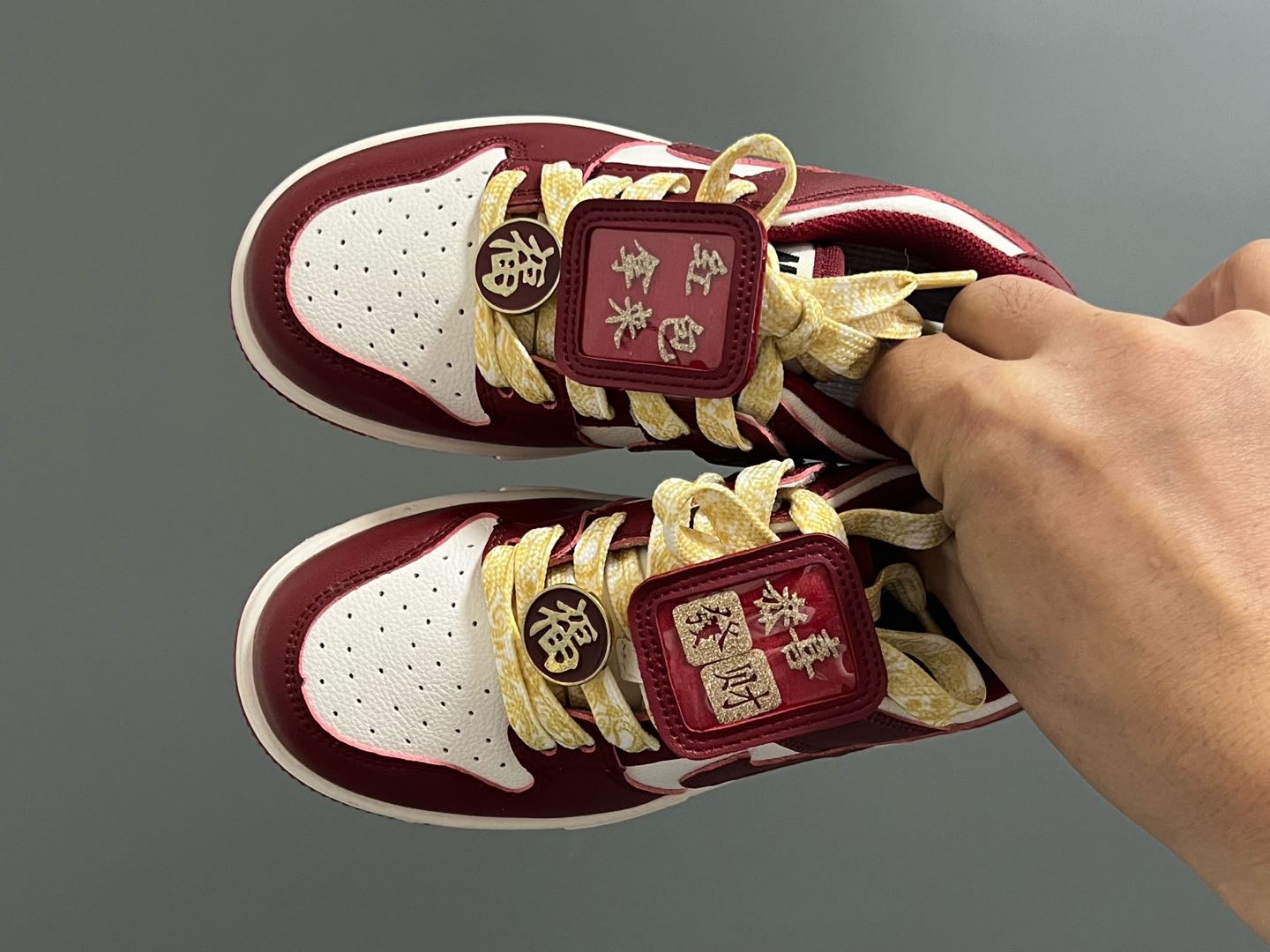 耐克新年款低帮魔术贴儿童板鞋 尺码：27-37码 🏮新年鞋来咯👏🏻 寓意超级好的大红板鞋❤️ 魔术贴设计，穿脱超方便✌🏻 橡胶耐磨防滑大底，脚感超赞👍🏻-选品中心