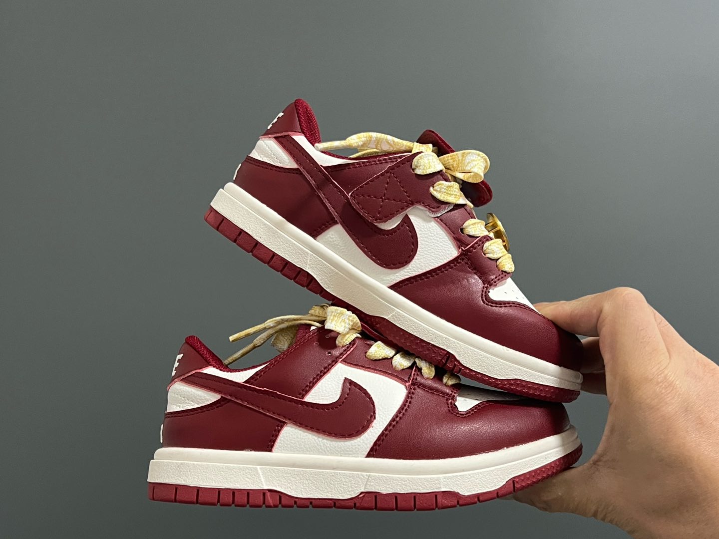 图片[9]-耐克新年款低帮魔术贴儿童板鞋 尺码：27-37码 🏮新年鞋来咯👏🏻 寓意超级好的大红板鞋❤️ 魔术贴设计，穿脱超方便✌🏻 橡胶耐磨防滑大底，脚感超赞👍🏻-选品中心