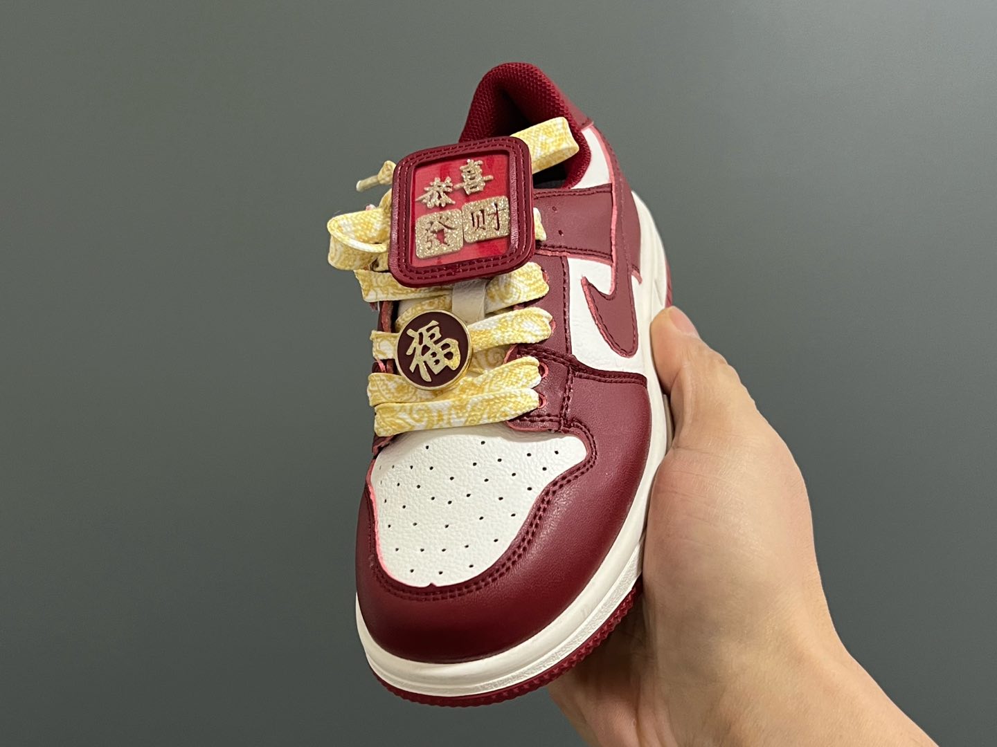 图片[3]-耐克新年款低帮魔术贴儿童板鞋 尺码：27-37码 🏮新年鞋来咯👏🏻 寓意超级好的大红板鞋❤️ 魔术贴设计，穿脱超方便✌🏻 橡胶耐磨防滑大底，脚感超赞👍🏻-选品中心