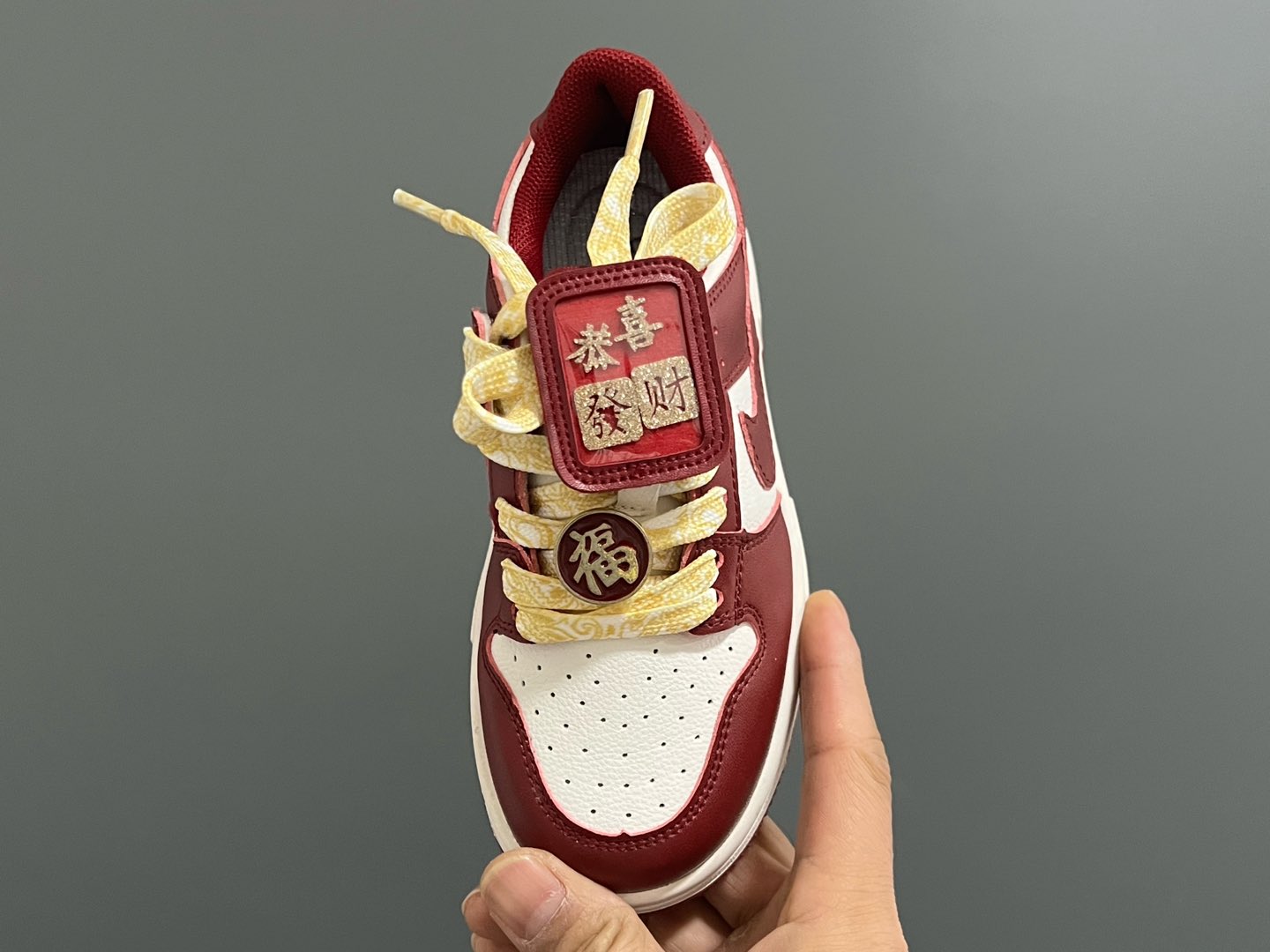 图片[5]-耐克新年款低帮魔术贴儿童板鞋 尺码：27-37码 🏮新年鞋来咯👏🏻 寓意超级好的大红板鞋❤️ 魔术贴设计，穿脱超方便✌🏻 橡胶耐磨防滑大底，脚感超赞👍🏻-选品中心