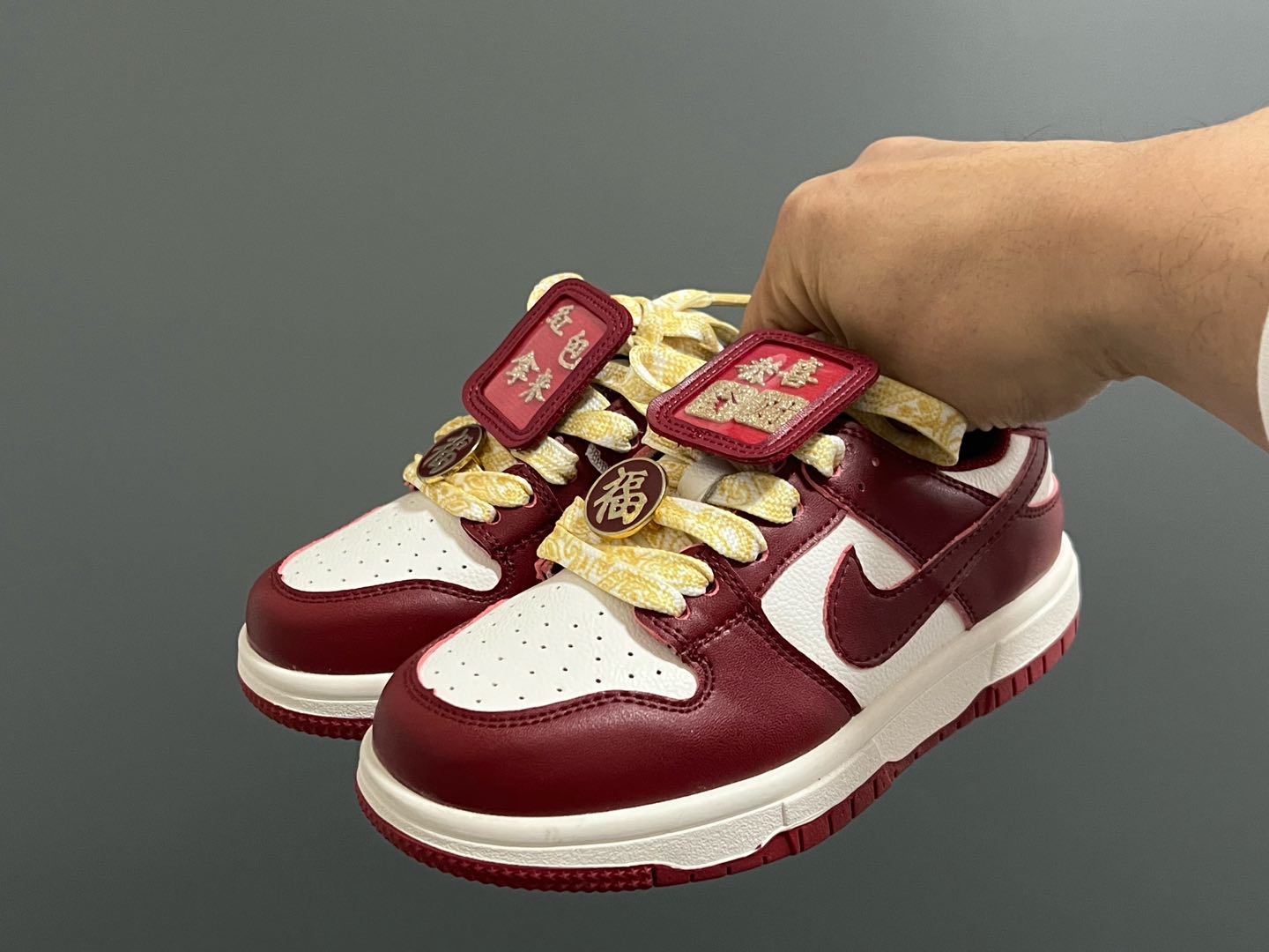 图片[2]-耐克新年款低帮魔术贴儿童板鞋 尺码：27-37码 🏮新年鞋来咯👏🏻 寓意超级好的大红板鞋❤️ 魔术贴设计，穿脱超方便✌🏻 橡胶耐磨防滑大底，脚感超赞👍🏻-选品中心