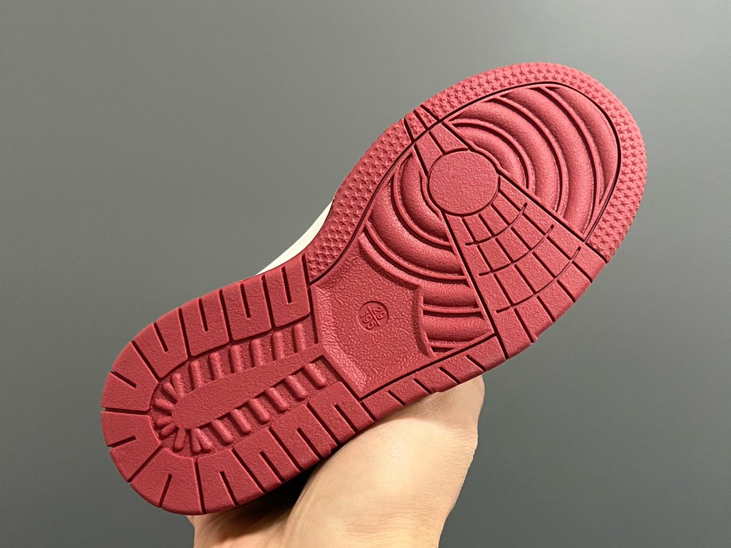 图片[6]-耐克新年款低帮魔术贴儿童板鞋 尺码：27-37码 🏮新年鞋来咯👏🏻 寓意超级好的大红板鞋❤️ 魔术贴设计，穿脱超方便✌🏻 橡胶耐磨防滑大底，脚感超赞👍🏻-选品中心