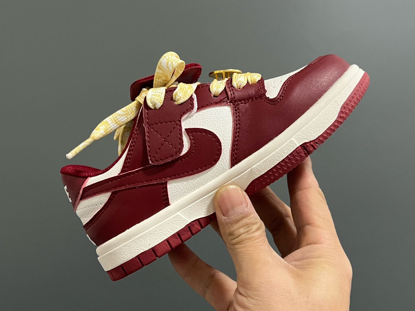 图片[7]-耐克新年款低帮魔术贴儿童板鞋 尺码：27-37码 🏮新年鞋来咯👏🏻 寓意超级好的大红板鞋❤️ 魔术贴设计，穿脱超方便✌🏻 橡胶耐磨防滑大底，脚感超赞👍🏻-选品中心