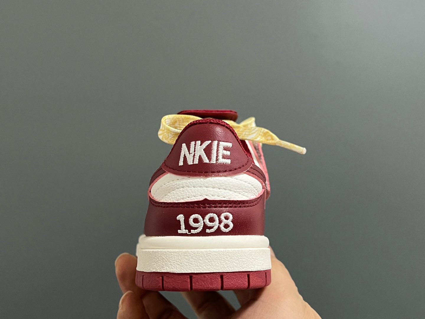 图片[8]-耐克新年款低帮魔术贴儿童板鞋 尺码：27-37码 🏮新年鞋来咯👏🏻 寓意超级好的大红板鞋❤️ 魔术贴设计，穿脱超方便✌🏻 橡胶耐磨防滑大底，脚感超赞👍🏻-选品中心