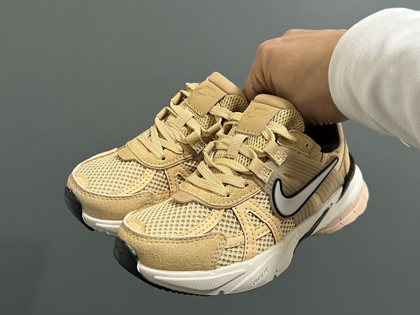 图片[2]-新工厂 NK V2K鞋带扣儿童老爹鞋26-35码 经典V2K老爹款式🆕 优质皮料拼接，质感满满‼️ 橡胶耐磨防滑大底，脚感超赞👍🏻 鞋带扣设计，穿脱超方便✌🏻-选品中心