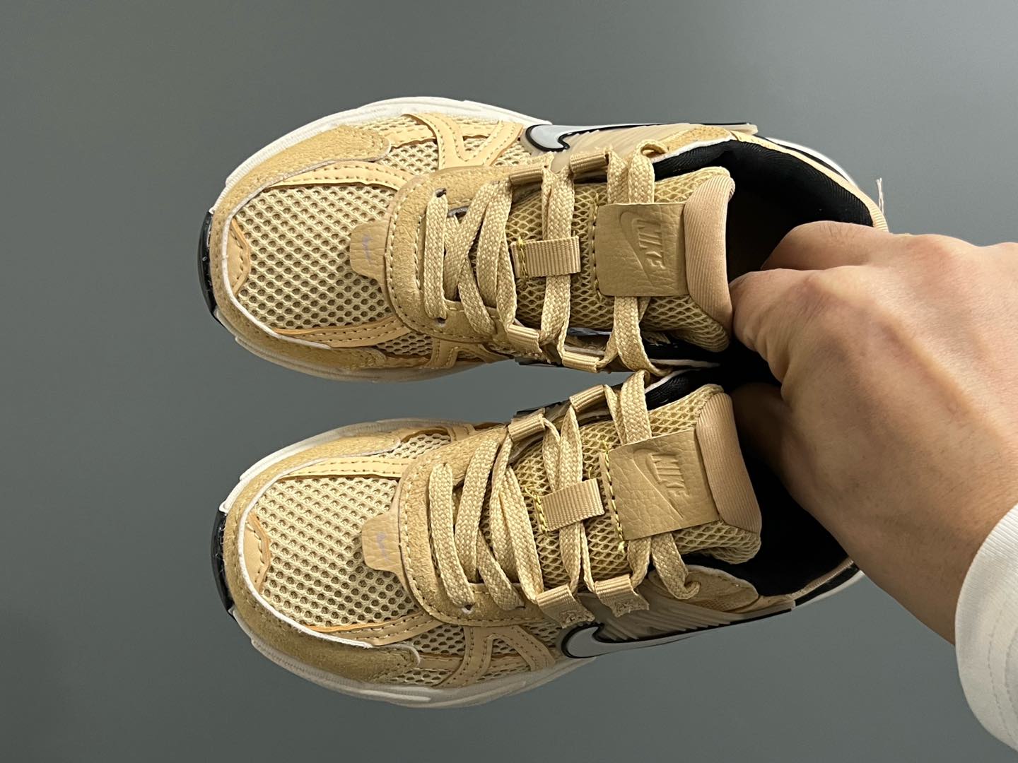 新工厂 NK V2K鞋带扣儿童老爹鞋26-35码 经典V2K老爹款式🆕 优质皮料拼接，质感满满‼️ 橡胶耐磨防滑大底，脚感超赞👍🏻 鞋带扣设计，穿脱超方便✌🏻-选品中心