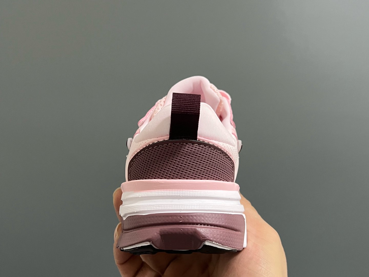 图片[5]-NK 新款V2K鞋带扣儿童老爹鞋 尺码：26-35码 经典V2K老爹款式🆕 上脚超酷🆒 优质皮料拼接，质感满满‼️ 橡胶耐磨防滑大底，脚感超赞👍🏻 鞋带扣设计，穿脱超方便✌🏻-选品中心