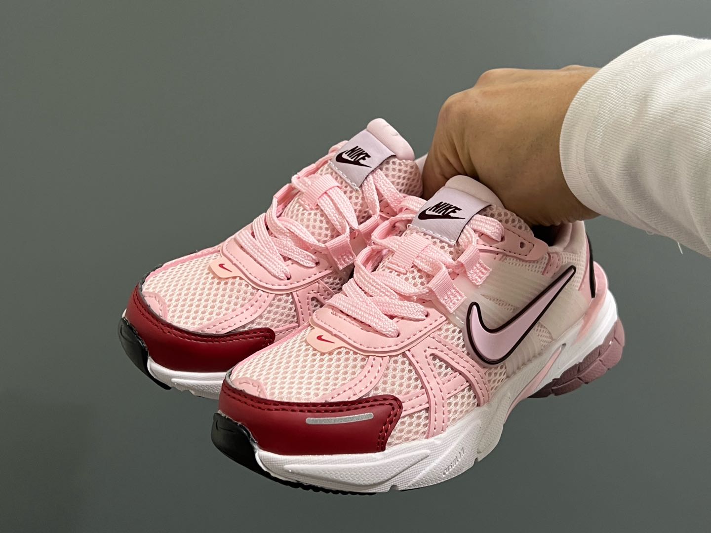 图片[2]-NK 新款V2K鞋带扣儿童老爹鞋 尺码：26-35码 经典V2K老爹款式🆕 上脚超酷🆒 优质皮料拼接，质感满满‼️ 橡胶耐磨防滑大底，脚感超赞👍🏻 鞋带扣设计，穿脱超方便✌🏻-选品中心