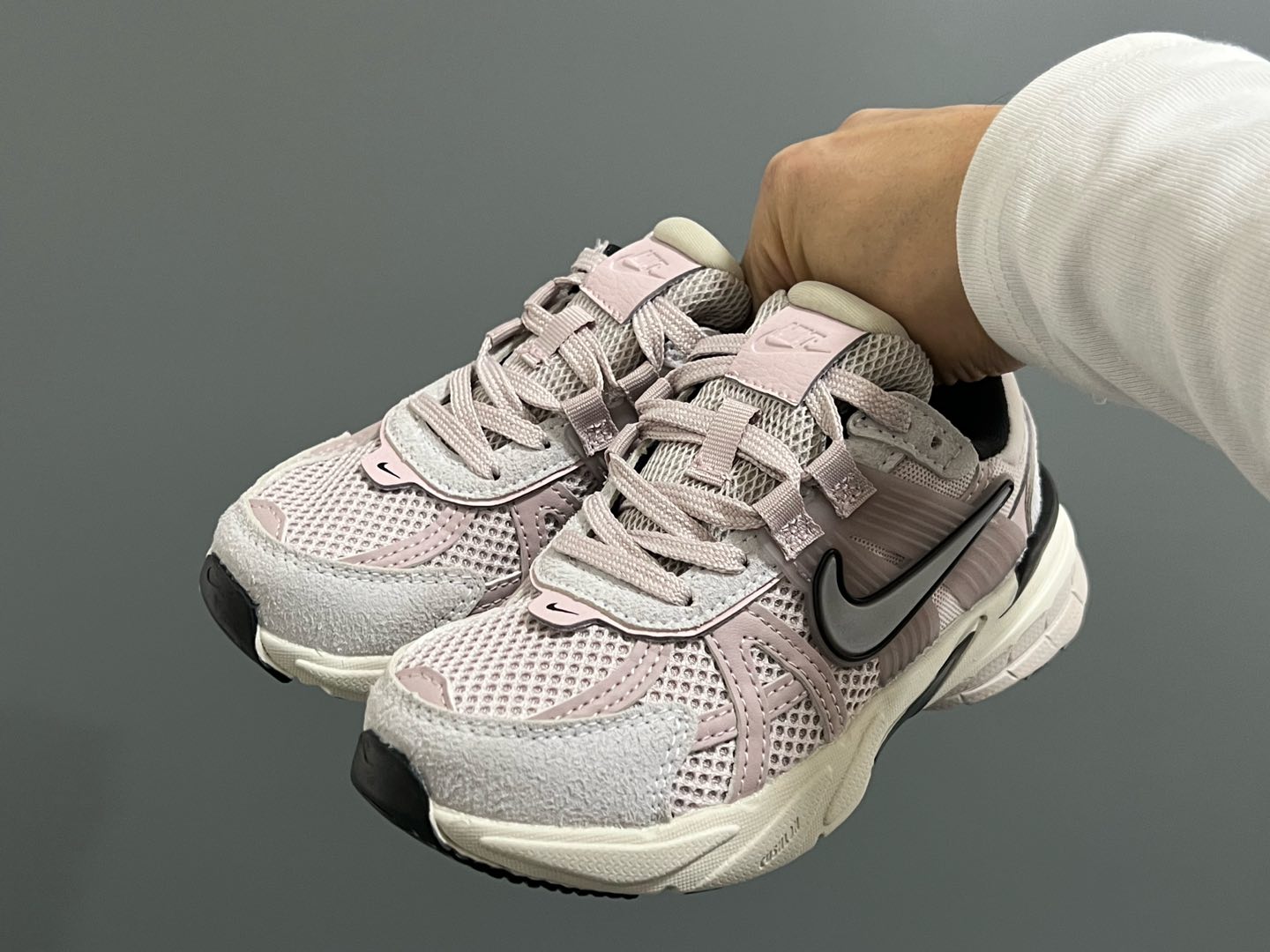 图片[2]-NK 新款V2K鞋带扣儿童老爹鞋 尺码：26-35码 经典V2K老爹款式🆕 上脚超酷🆒 优质皮料拼接，质感满满‼️ 橡胶耐磨防滑大底，脚感超赞👍🏻 鞋带扣设计，穿脱超方便✌🏻-选品中心