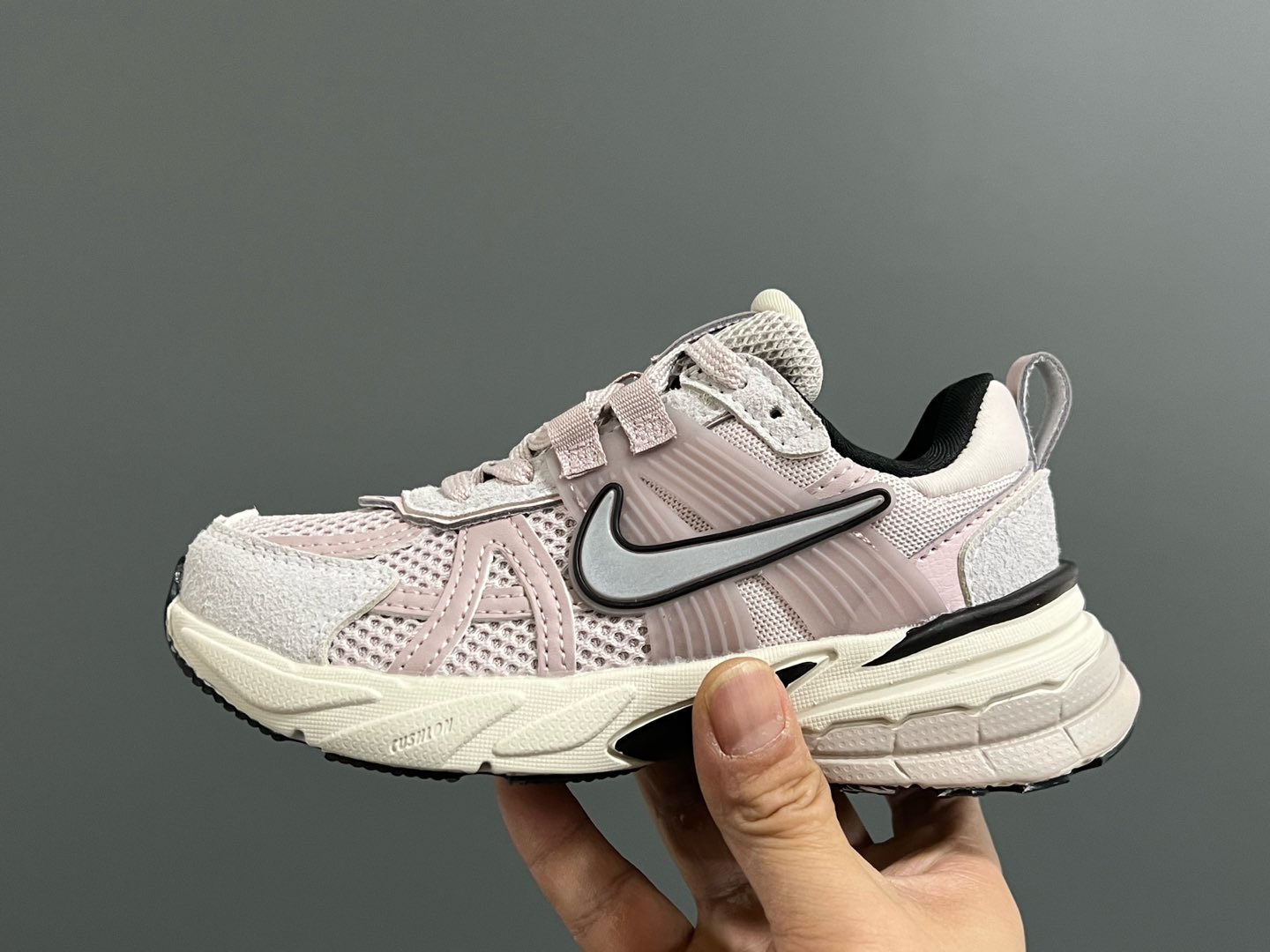 图片[4]-NK 新款V2K鞋带扣儿童老爹鞋 尺码：26-35码 经典V2K老爹款式🆕 上脚超酷🆒 优质皮料拼接，质感满满‼️ 橡胶耐磨防滑大底，脚感超赞👍🏻 鞋带扣设计，穿脱超方便✌🏻-选品中心