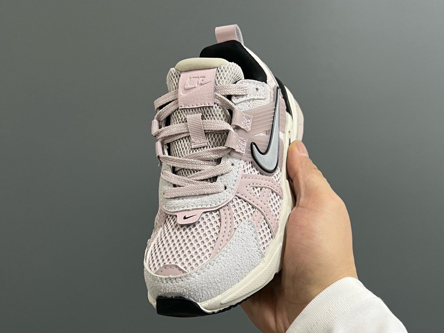 图片[3]-NK 新款V2K鞋带扣儿童老爹鞋 尺码：26-35码 经典V2K老爹款式🆕 上脚超酷🆒 优质皮料拼接，质感满满‼️ 橡胶耐磨防滑大底，脚感超赞👍🏻 鞋带扣设计，穿脱超方便✌🏻-选品中心