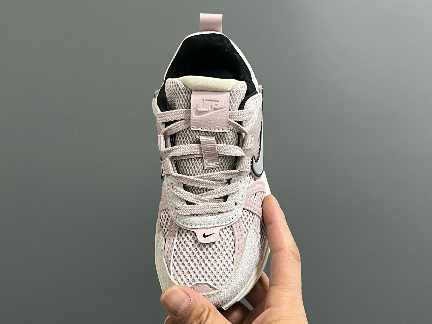 图片[8]-NK 新款V2K鞋带扣儿童老爹鞋 尺码：26-35码 经典V2K老爹款式🆕 上脚超酷🆒 优质皮料拼接，质感满满‼️ 橡胶耐磨防滑大底，脚感超赞👍🏻 鞋带扣设计，穿脱超方便✌🏻-选品中心