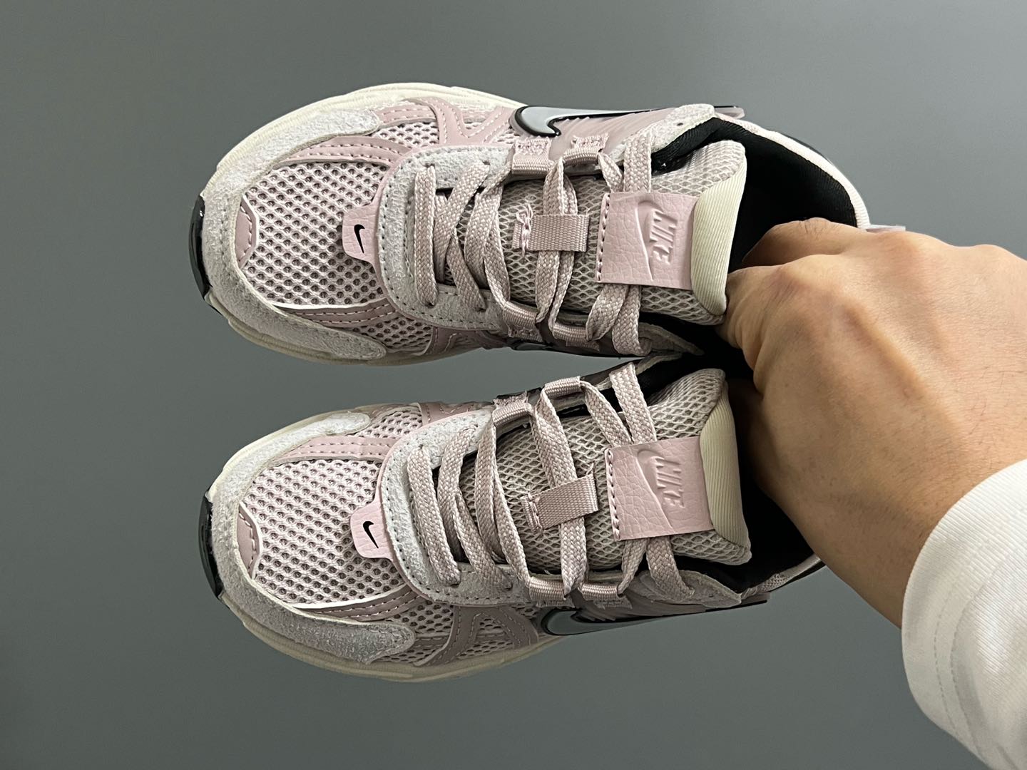 NK 新款V2K鞋带扣儿童老爹鞋 尺码：26-35码 经典V2K老爹款式🆕 上脚超酷🆒 优质皮料拼接，质感满满‼️ 橡胶耐磨防滑大底，脚感超赞👍🏻 鞋带扣设计，穿脱超方便✌🏻-选品中心