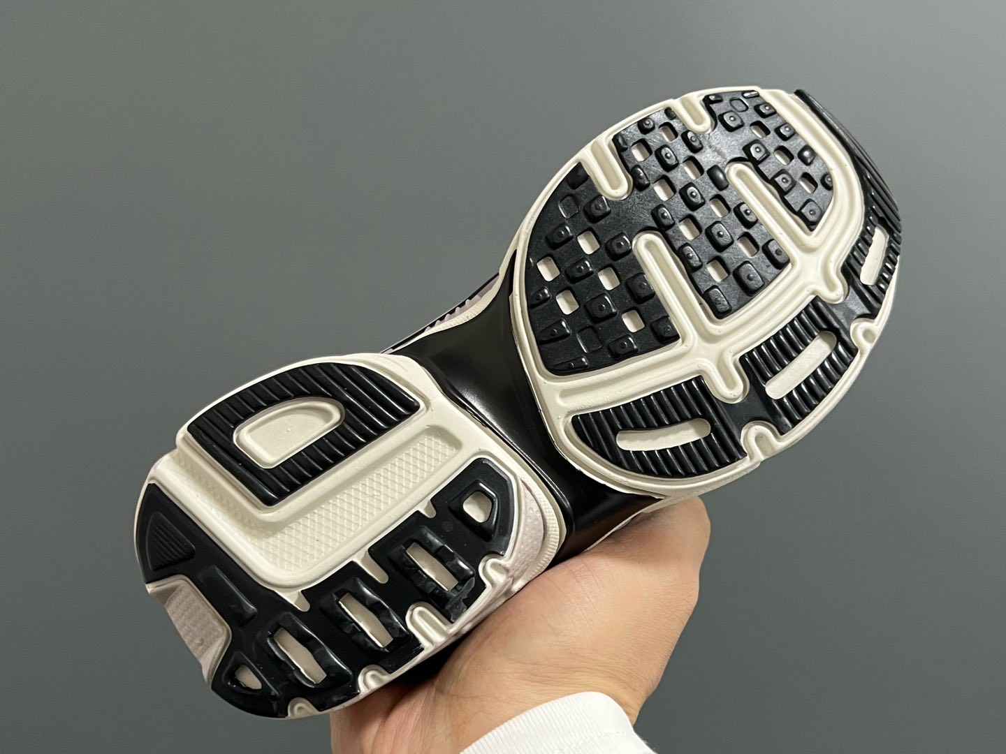 图片[5]-NK 新款V2K鞋带扣儿童老爹鞋 尺码：26-35码 经典V2K老爹款式🆕 上脚超酷🆒 优质皮料拼接，质感满满‼️ 橡胶耐磨防滑大底，脚感超赞👍🏻 鞋带扣设计，穿脱超方便✌🏻-选品中心