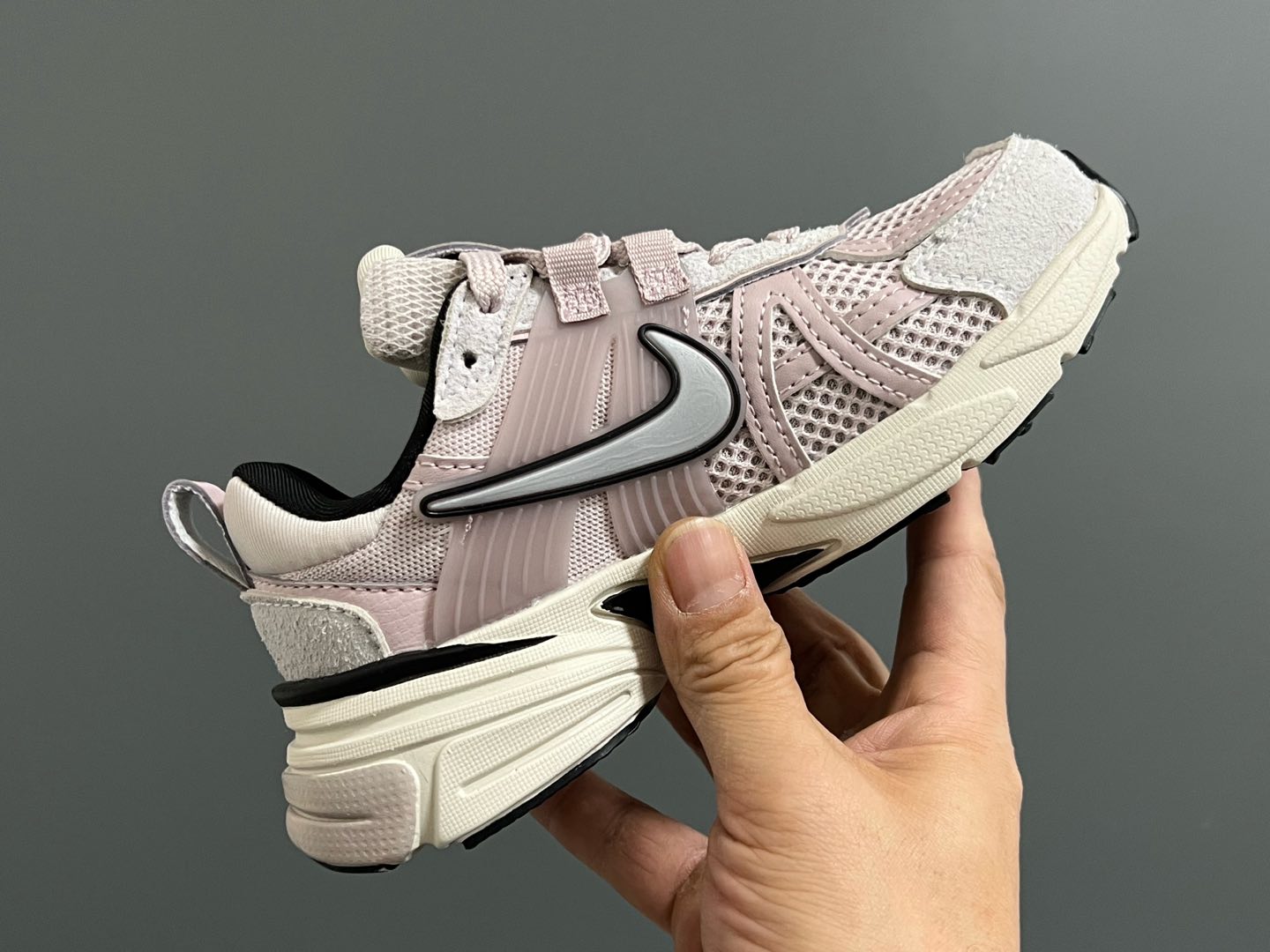 图片[6]-NK 新款V2K鞋带扣儿童老爹鞋 尺码：26-35码 经典V2K老爹款式🆕 上脚超酷🆒 优质皮料拼接，质感满满‼️ 橡胶耐磨防滑大底，脚感超赞👍🏻 鞋带扣设计，穿脱超方便✌🏻-选品中心